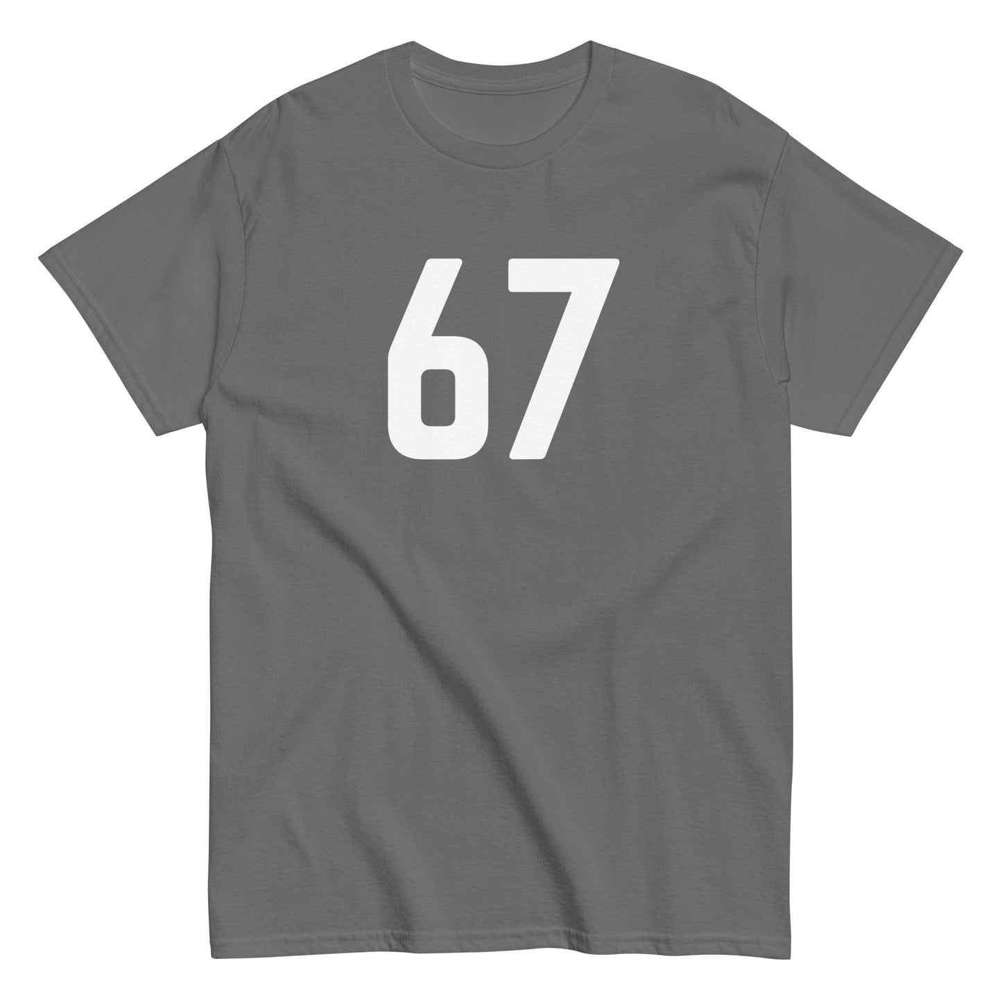 Hauska paita harmaalla taustalla, jossa suuri valkoinen numero 67 edessä