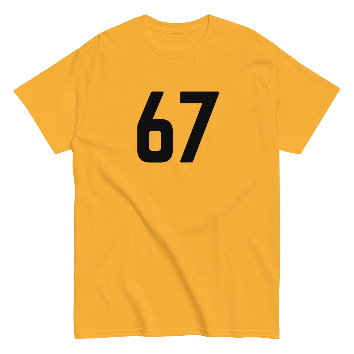 Hauska paita keltaisella taustalla ja mustalla numerolla 67 edessä