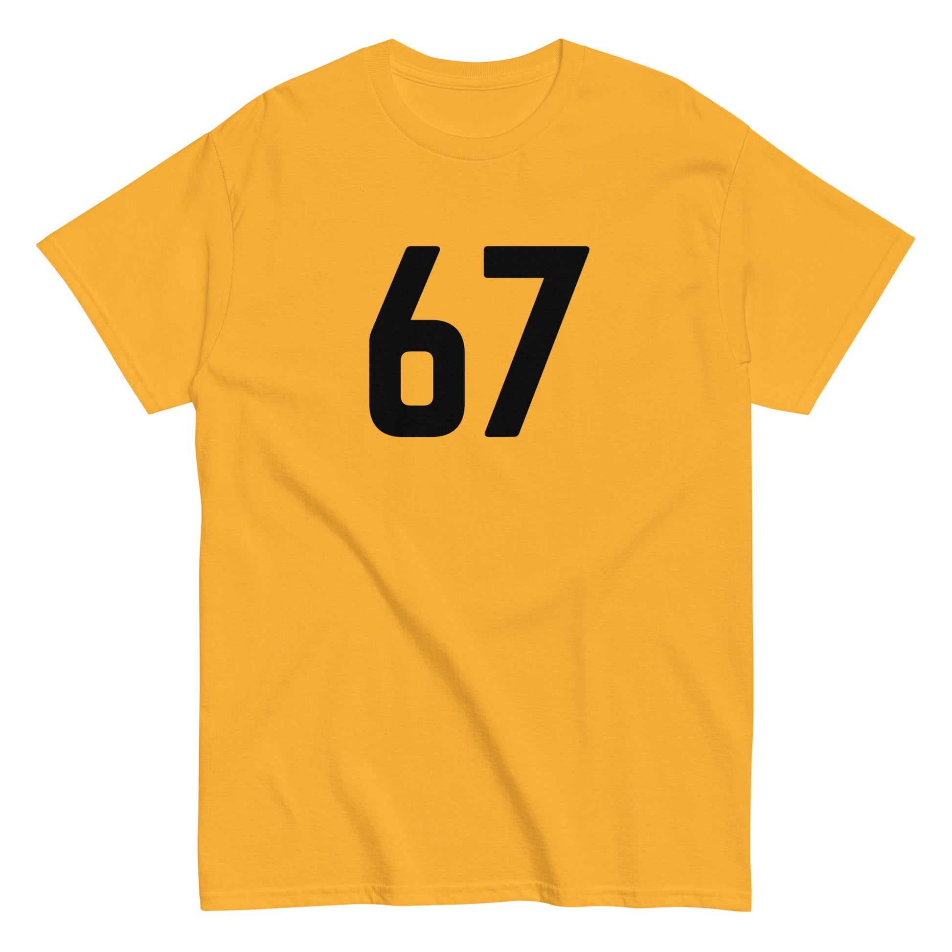 Hauska paita keltaisella taustalla ja mustalla numerolla 67 edessä