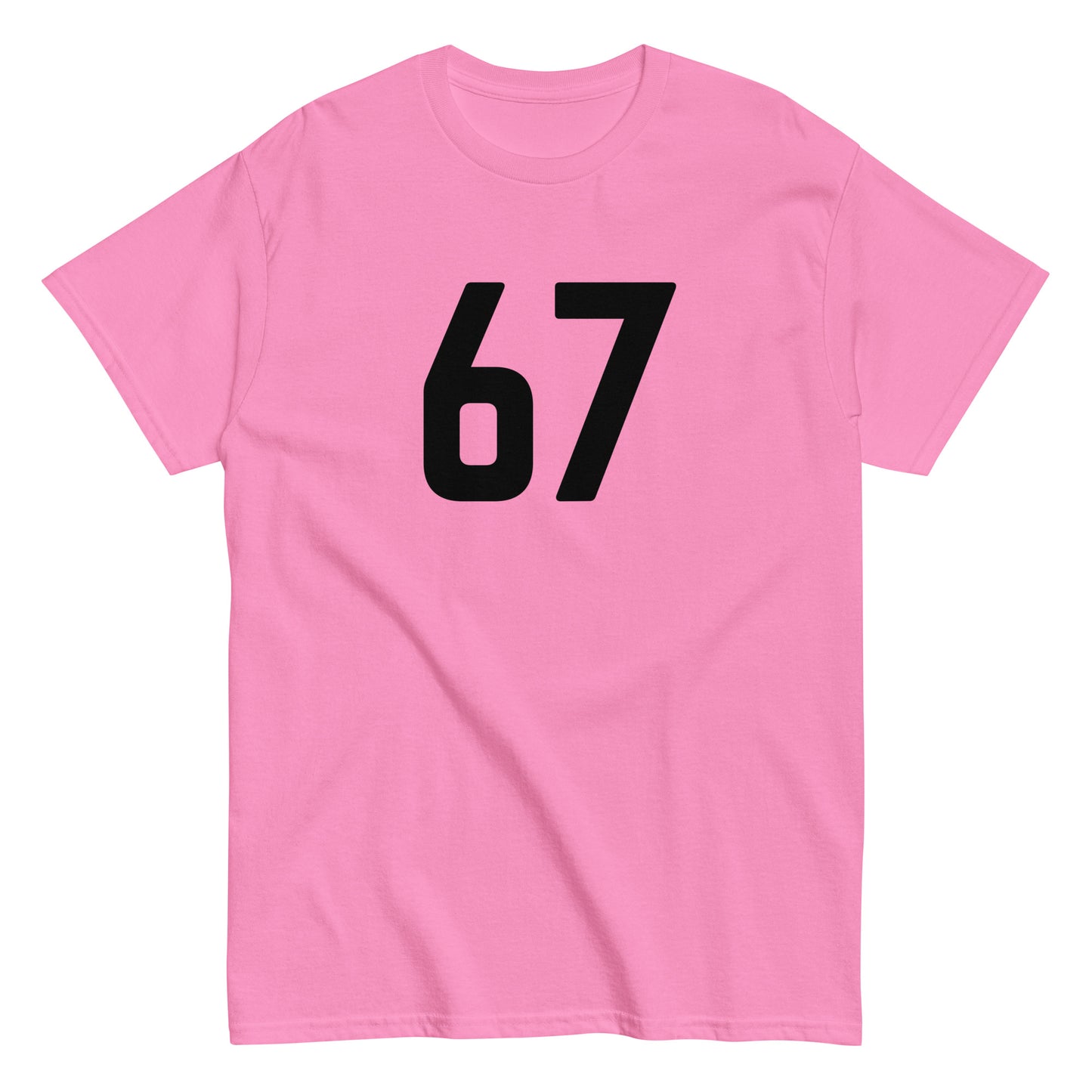 Vaaleanpunainen hauska paita mustalla 67 numerolla edessä