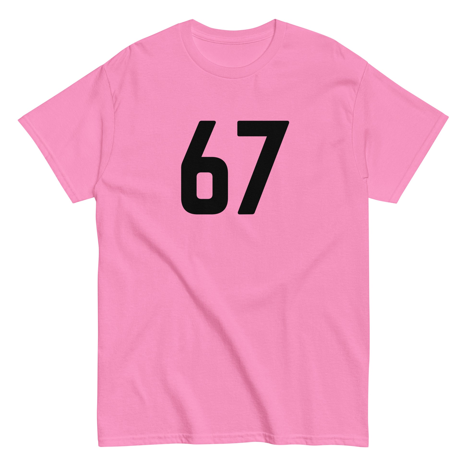 Vaaleanpunainen hauska paita mustalla 67 numerolla edessä