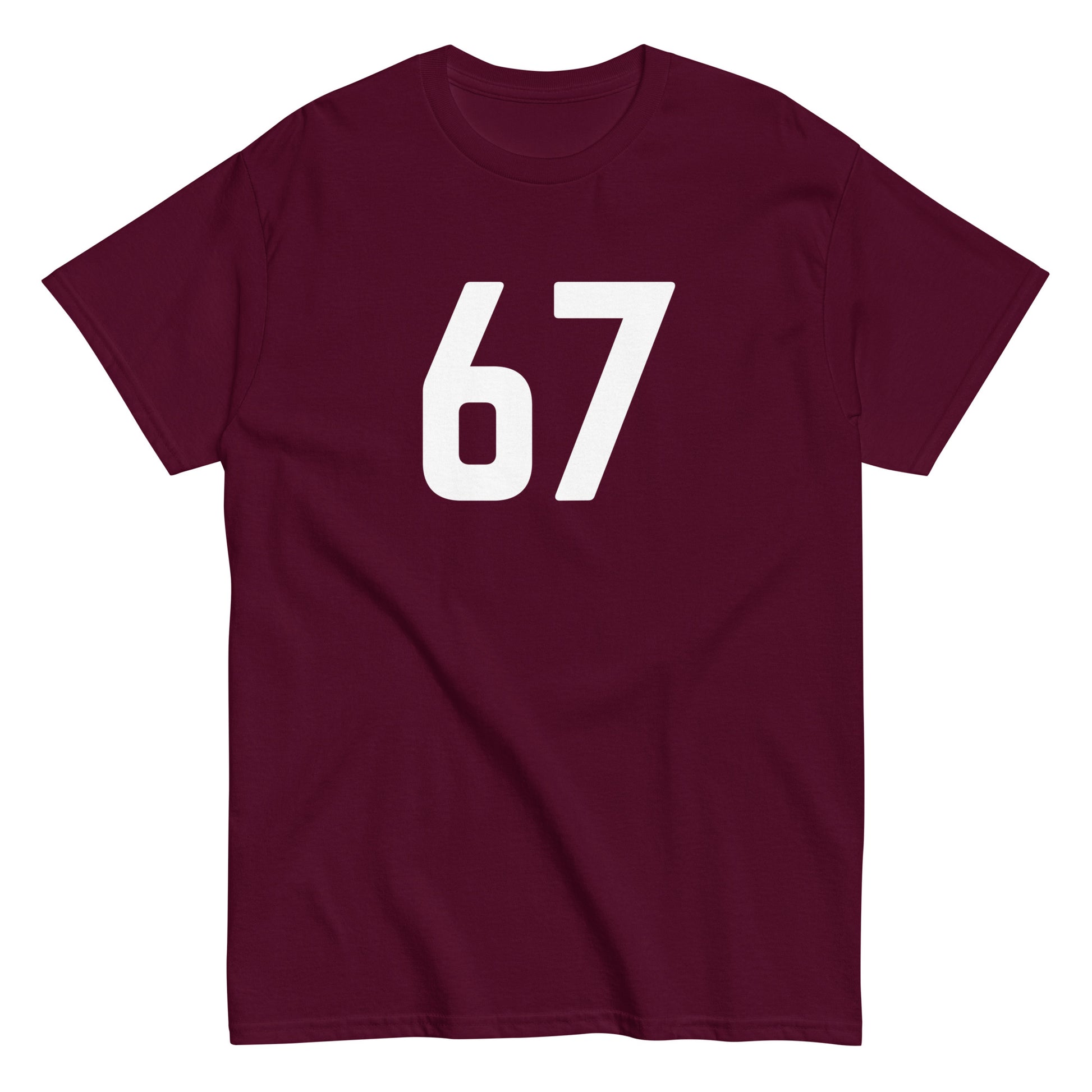 Burgundinpunainen hauska paita valkoisella numerolla 67 edessä