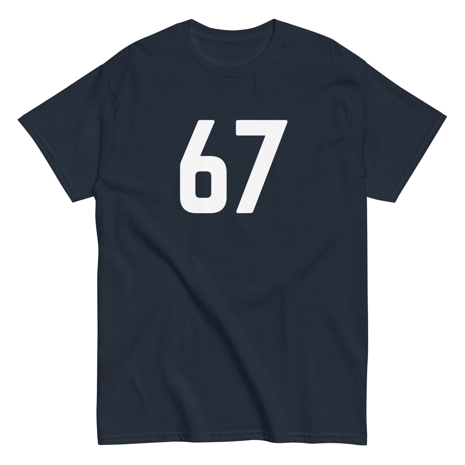 Meemirotta hauska paita tummansinisellä taustalla suurilla valkoisilla numeroilla 67