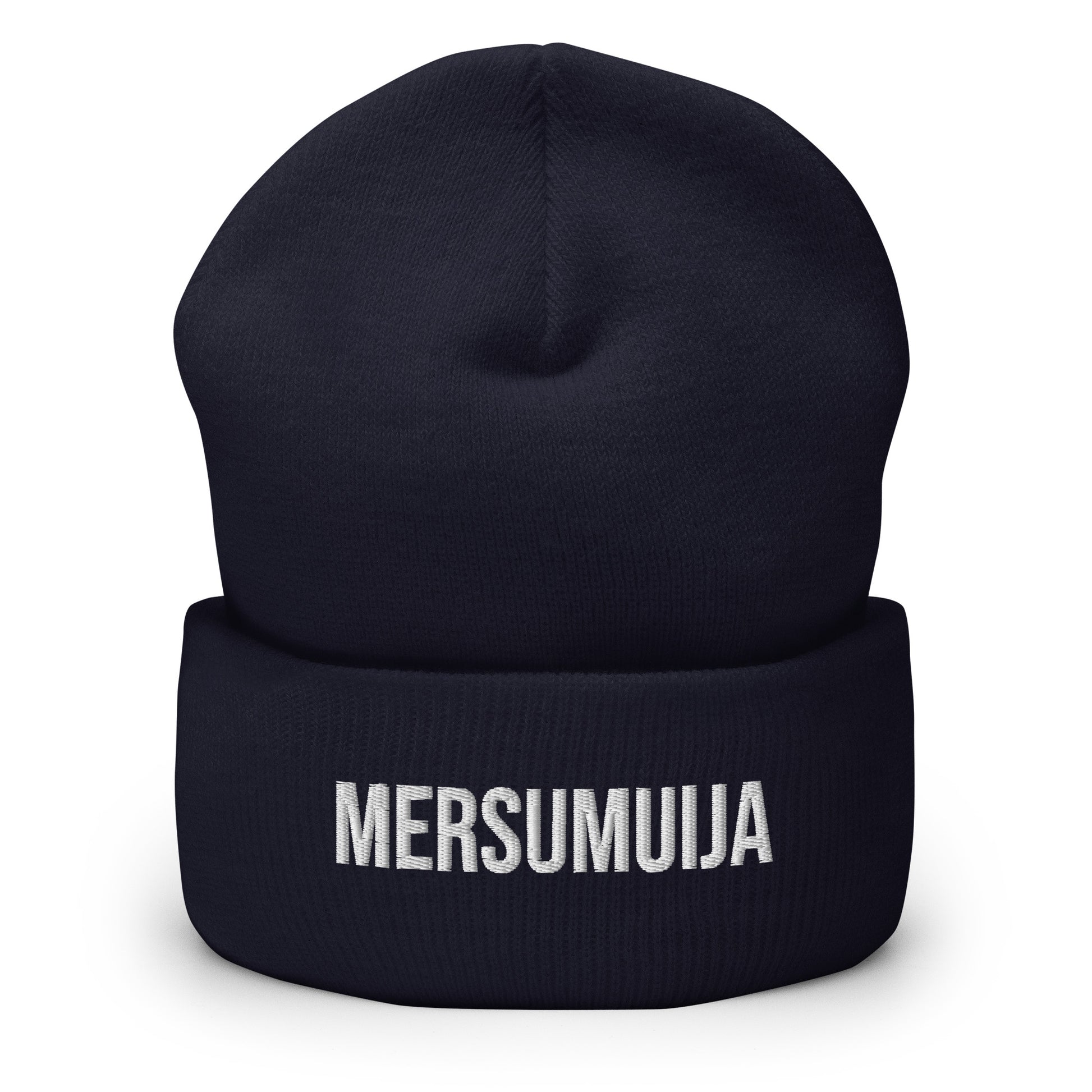 Musta hauska pipo, jossa on valkoinen 'MERSUMUJA' brodeeraus etupuolella