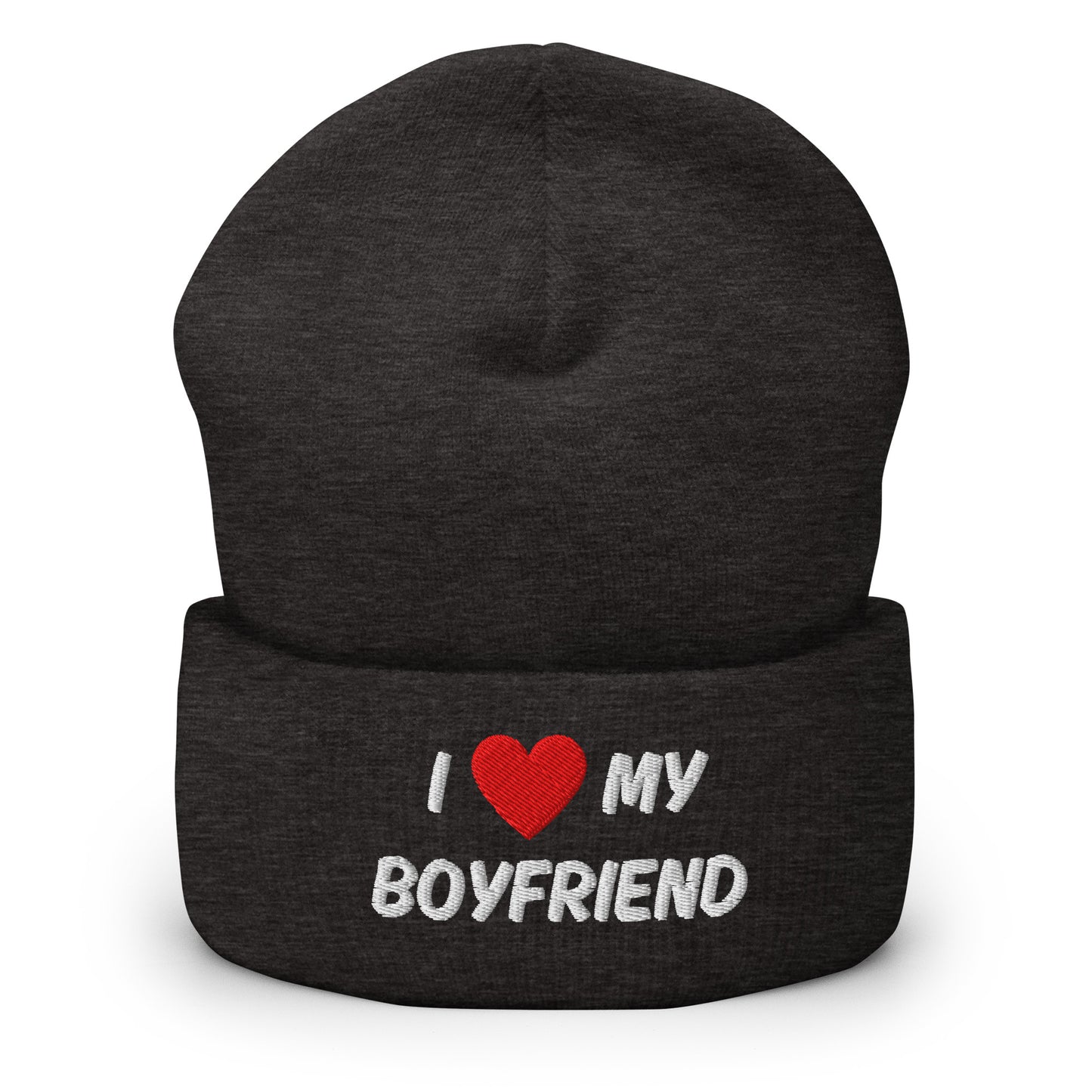 Tummanharmaa pipo, jossa on teksti I love my boyfriend punaisella sydämellä ja valkoisella koristeella