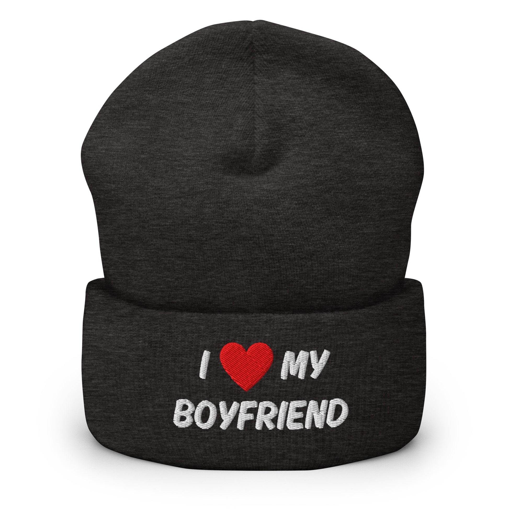 Tummanharmaa pipo, jossa on teksti I love my boyfriend punaisella sydämellä ja valkoisella koristeella