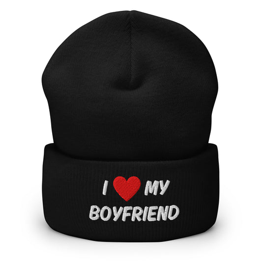 Musta I love my boyfriend pipo valkoisella ja punaisella brodeerauksella tyylikkäälle ilmeelle