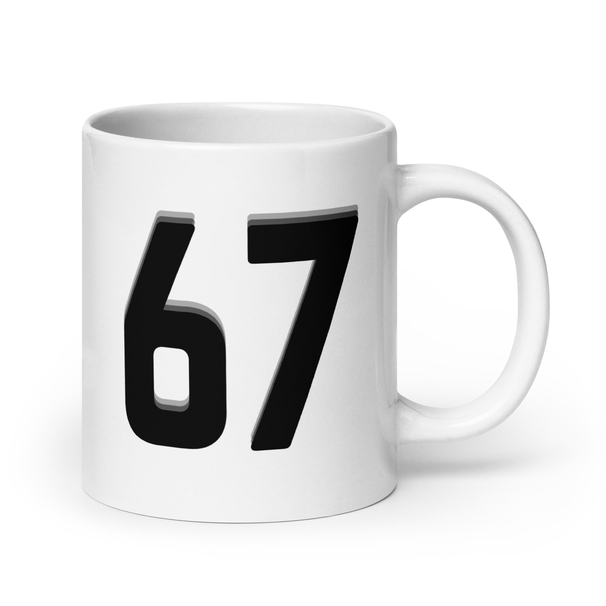 Meemirotta valkoinen kahvikuppi lahjaksi, jossa musta numero 67