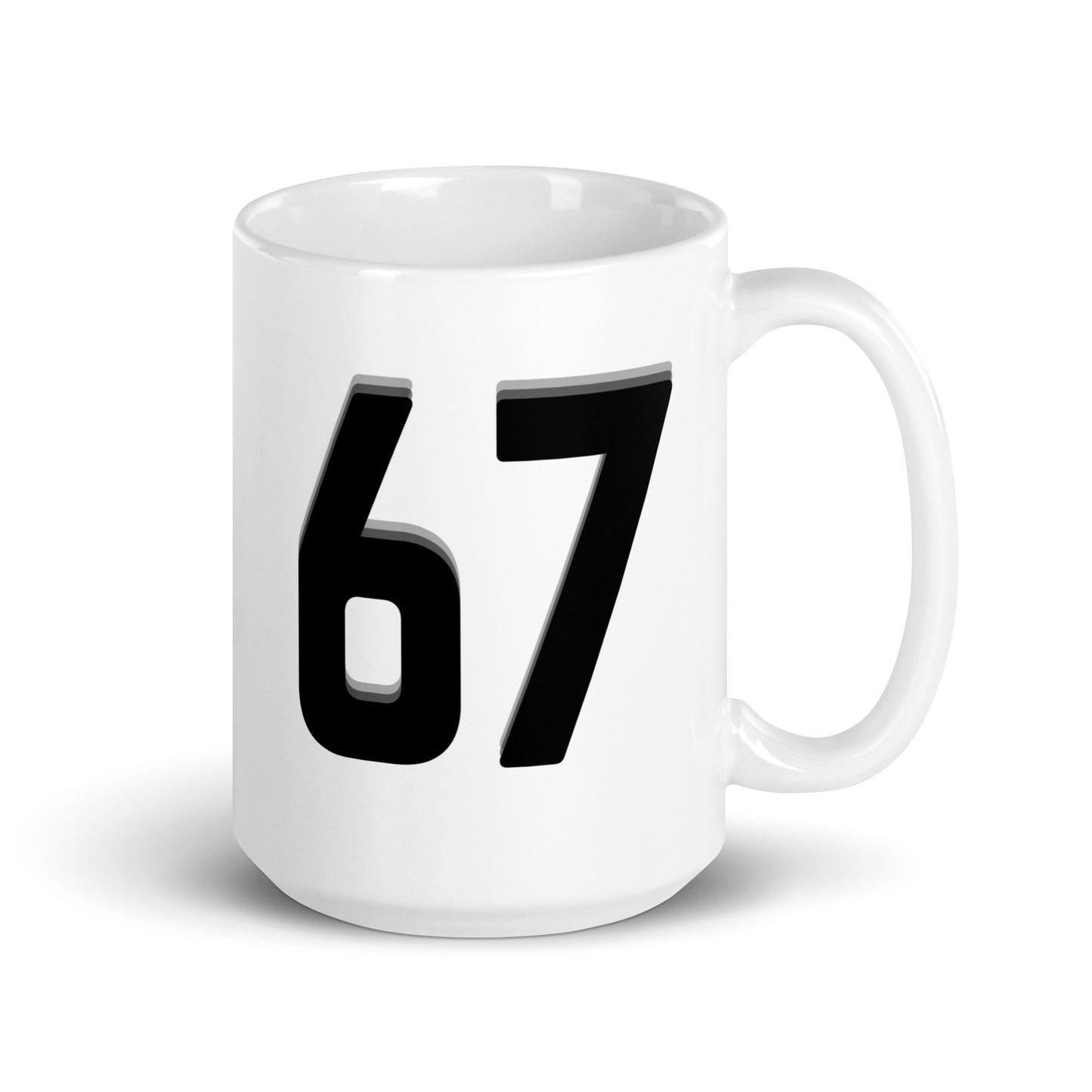 Valkoinen kahvikuppi lahjaksi, jossa musta numero 67 selkeästi näkyvissä