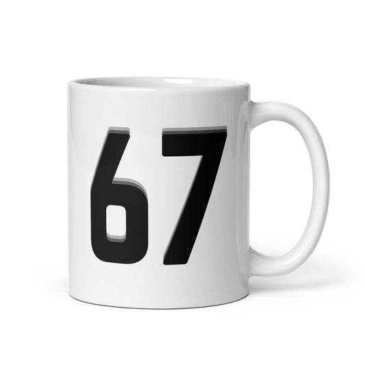 Valkoinen kahvikuppi lahjaksi, jossa musta numero 67 tyylikkäällä designilla