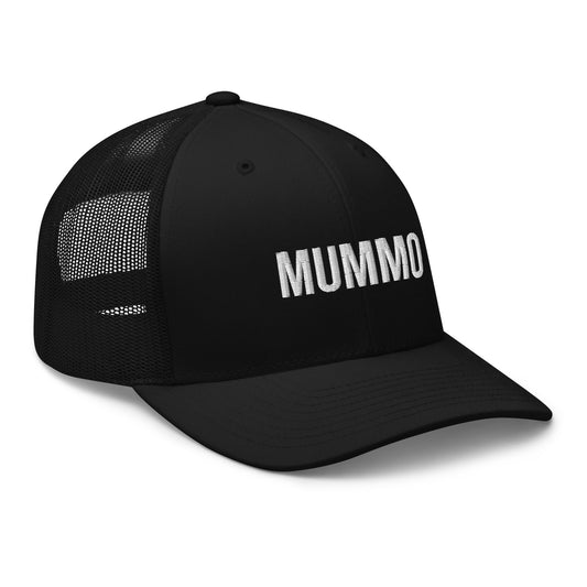 Mustapohjainen lippis lahjaksi, jossa valkoinen MUMMO-teksti edessä
