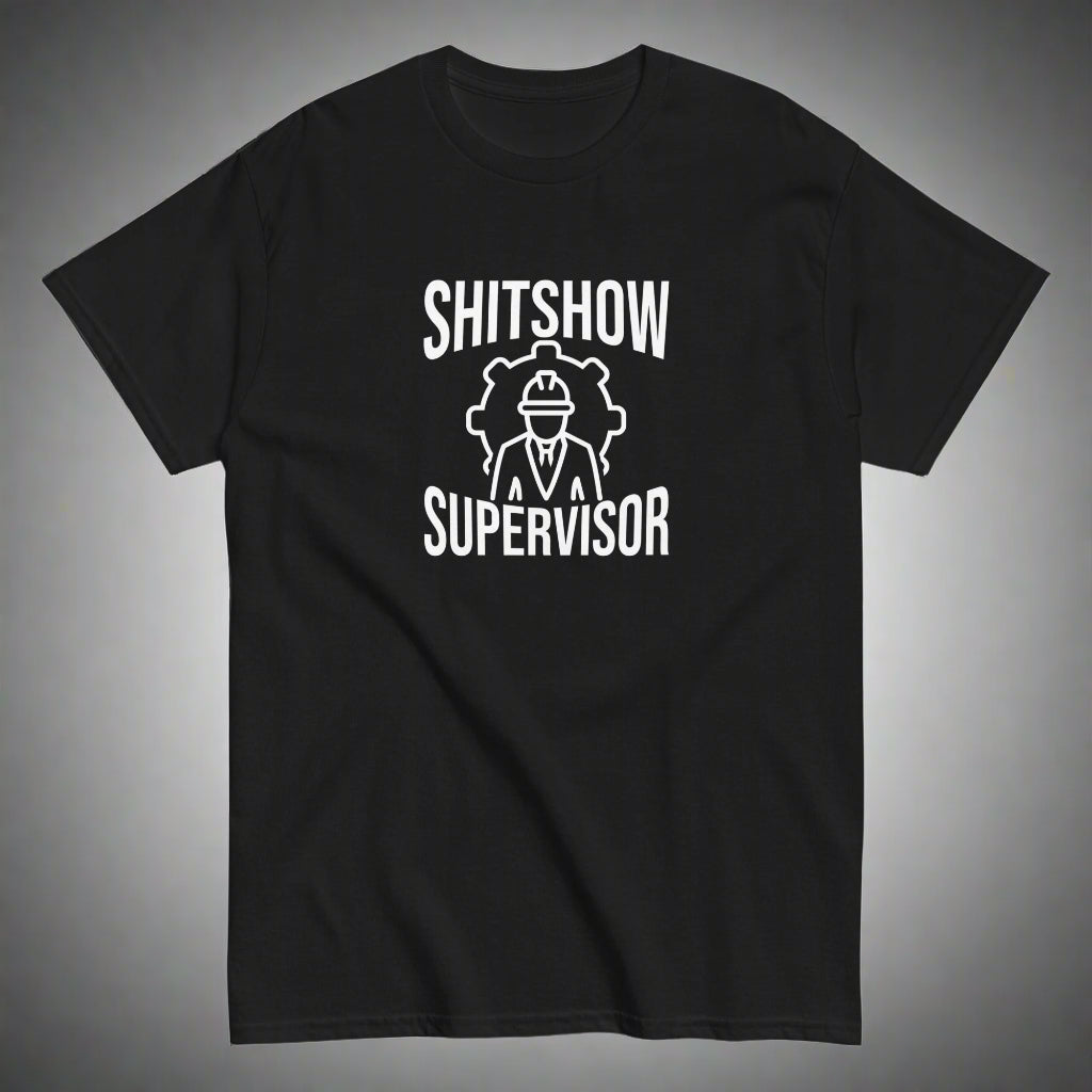 Miesten t-paita mustana, jossa valkoinen teksti 'Shitshow Supervisor' edessä