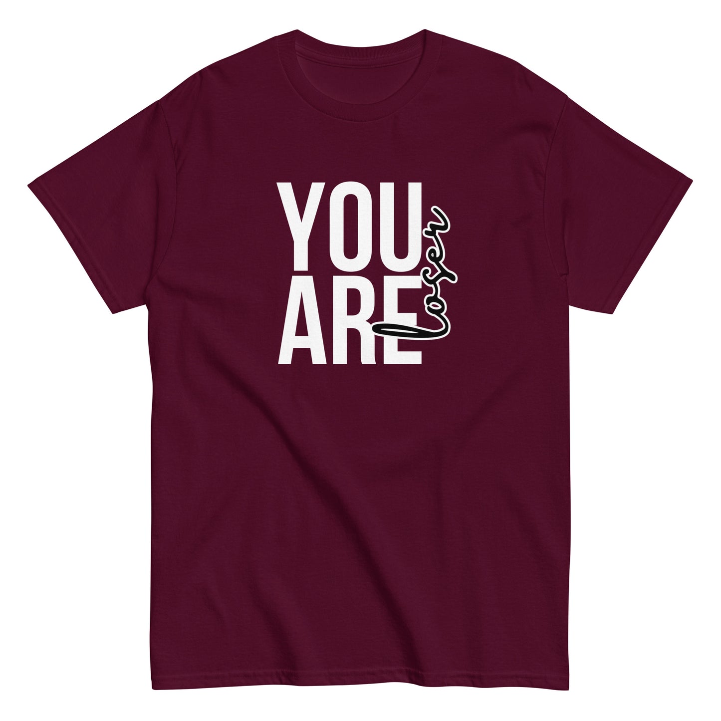 Miesten t-paita tummanpunaisena, jossa valkoinen printti 'YOU ARE' rohkealla tyylillä