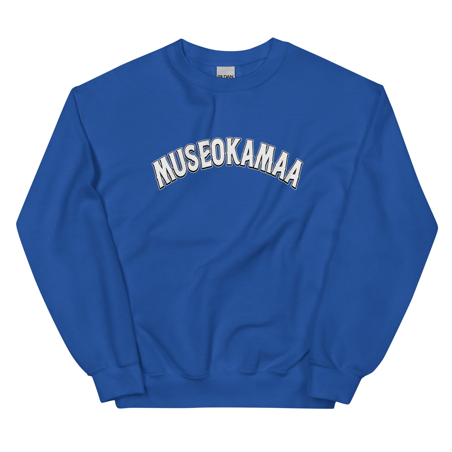 Meemirotta college-paita kirkkaansinisessä värissä, päällä MUSEOKAMAA-logo