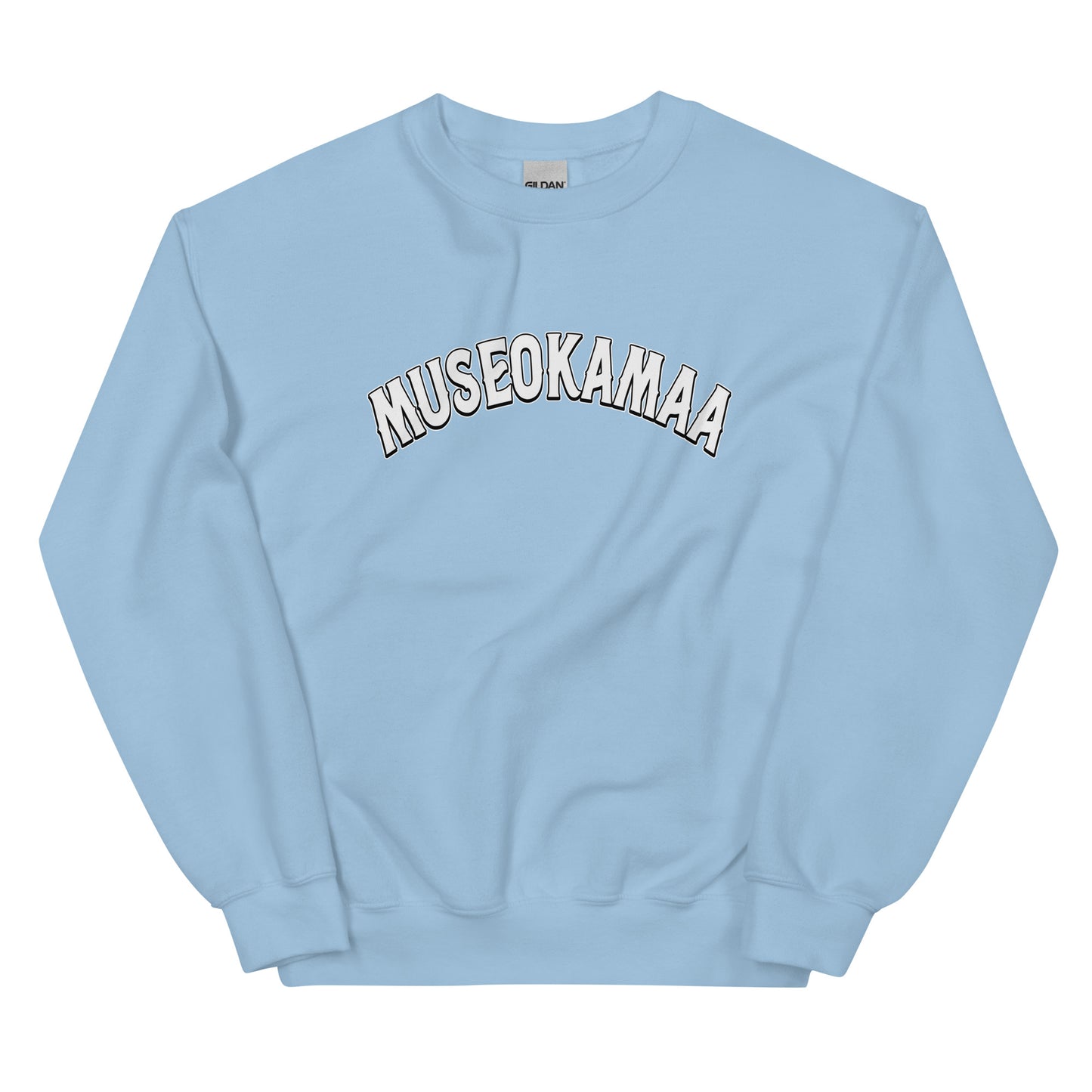Vaaleansininen college-paita Meemirotta tuotemerkiltä, jossa on MUSEOKAMAA-teksti edessä