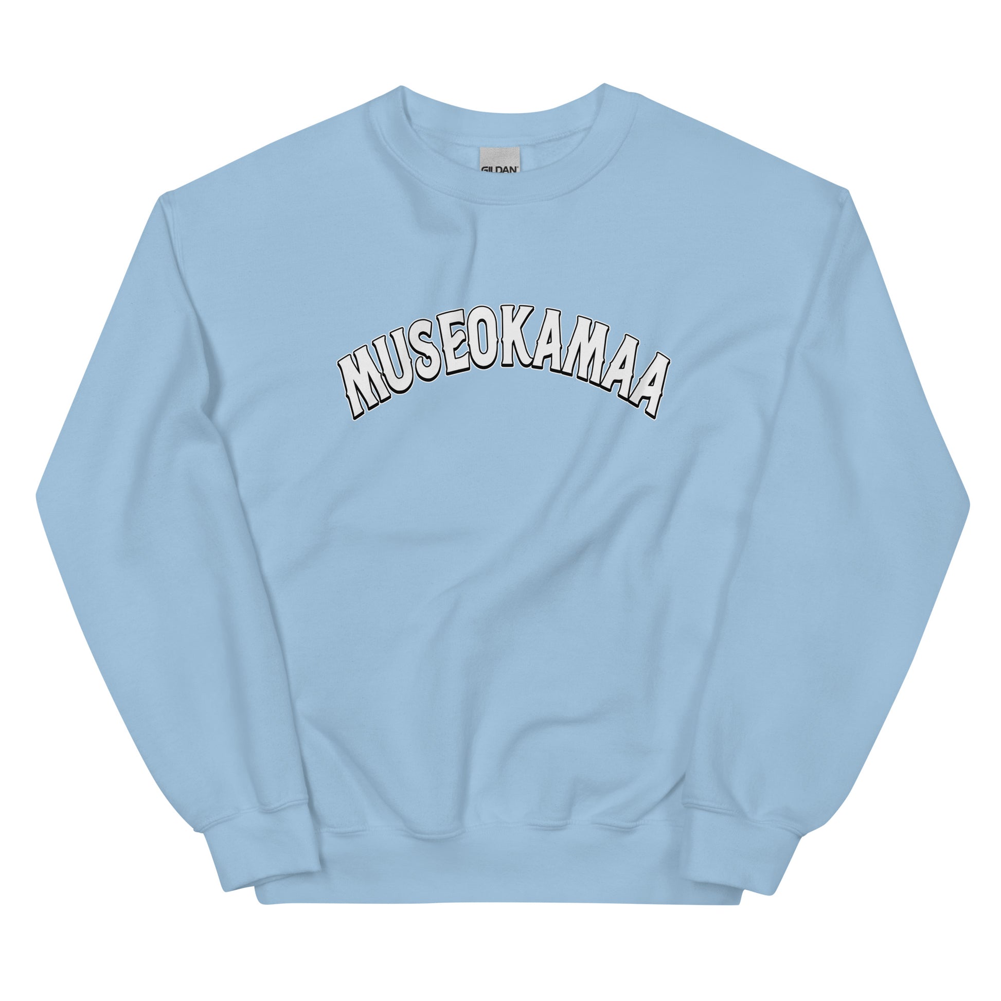 Vaaleansininen college-paita Meemirotta tuotemerkiltä, jossa on MUSEOKAMAA-teksti edessä