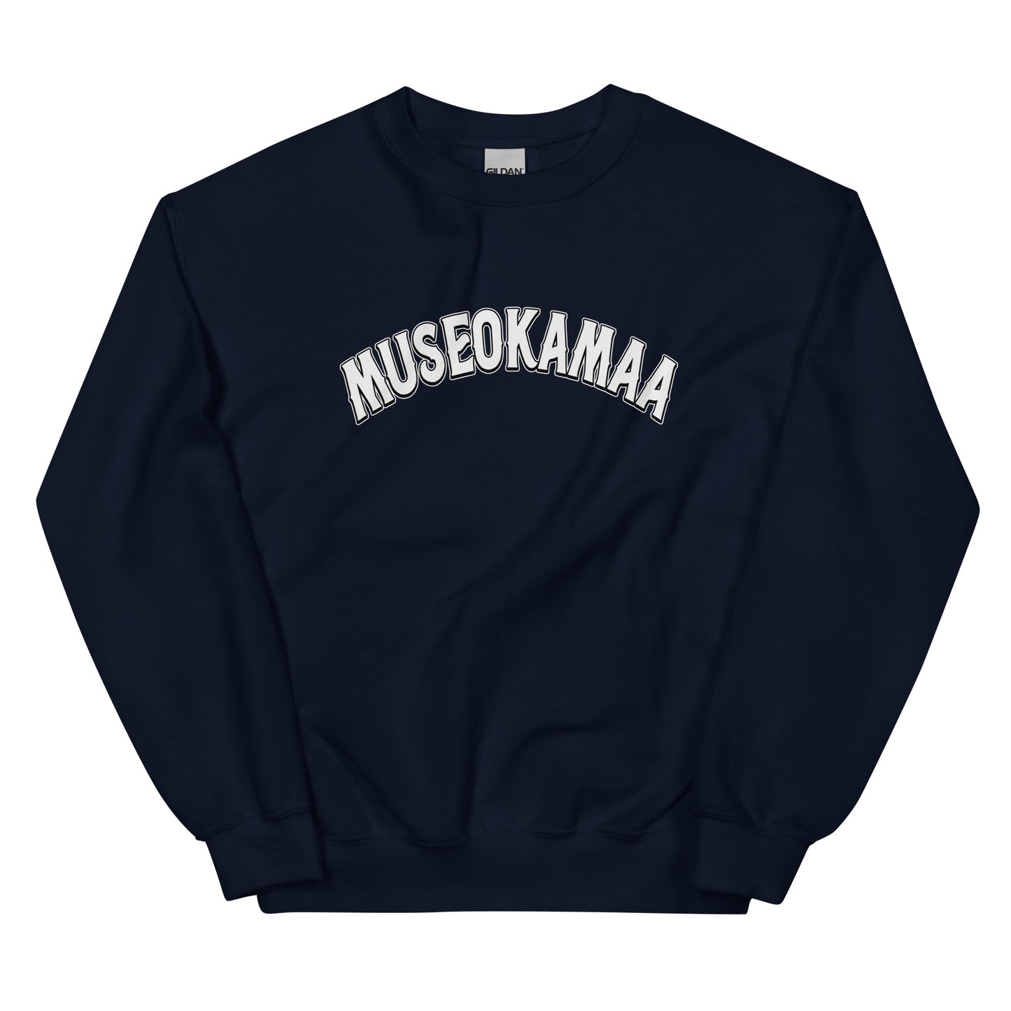 Tummansininen college-paita Meemirotta merkiltä, jossa on MUSEOKAMAA-tulostus edessä