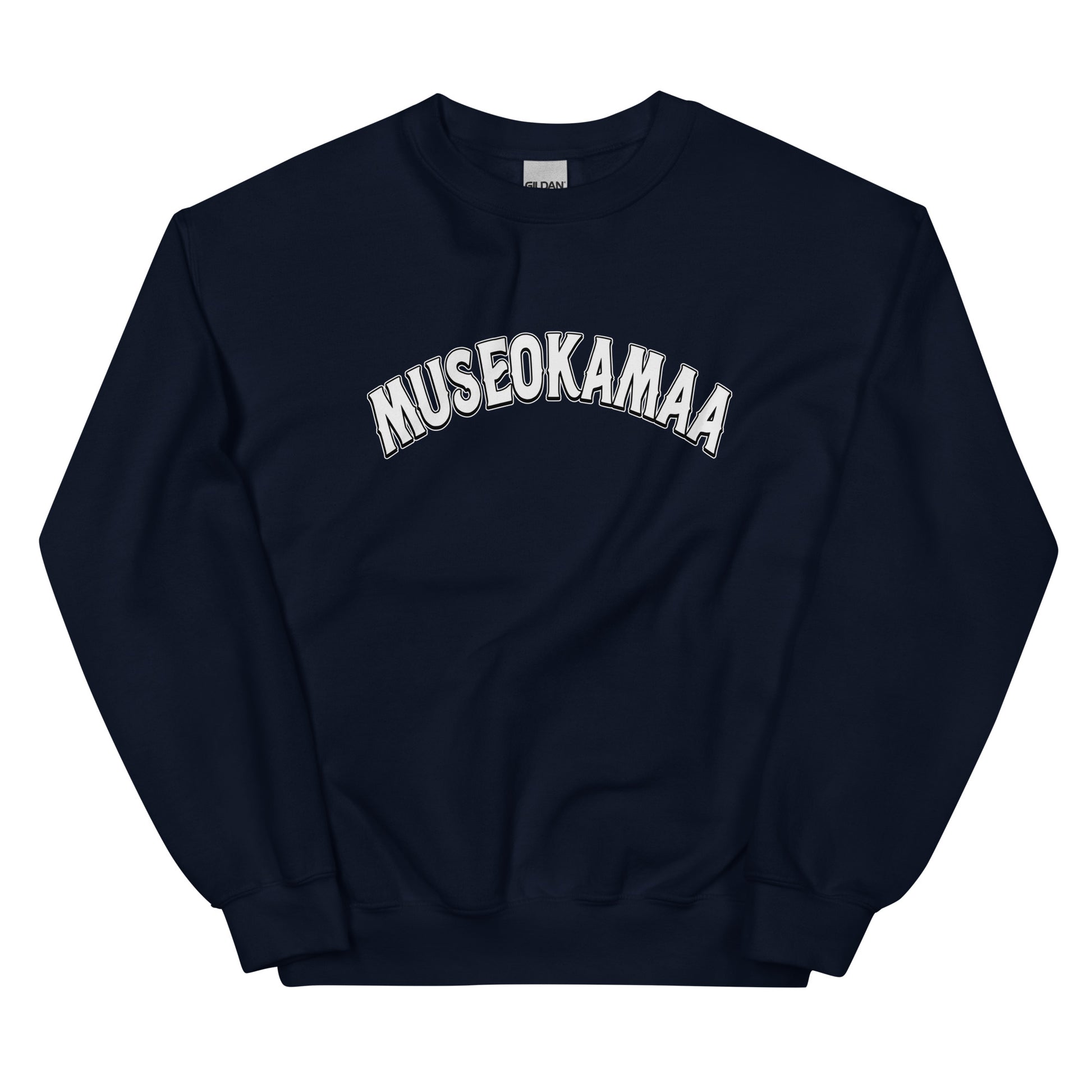 Tummansininen college-paita Meemirotta merkiltä, jossa on MUSEOKAMAA-tulostus edessä