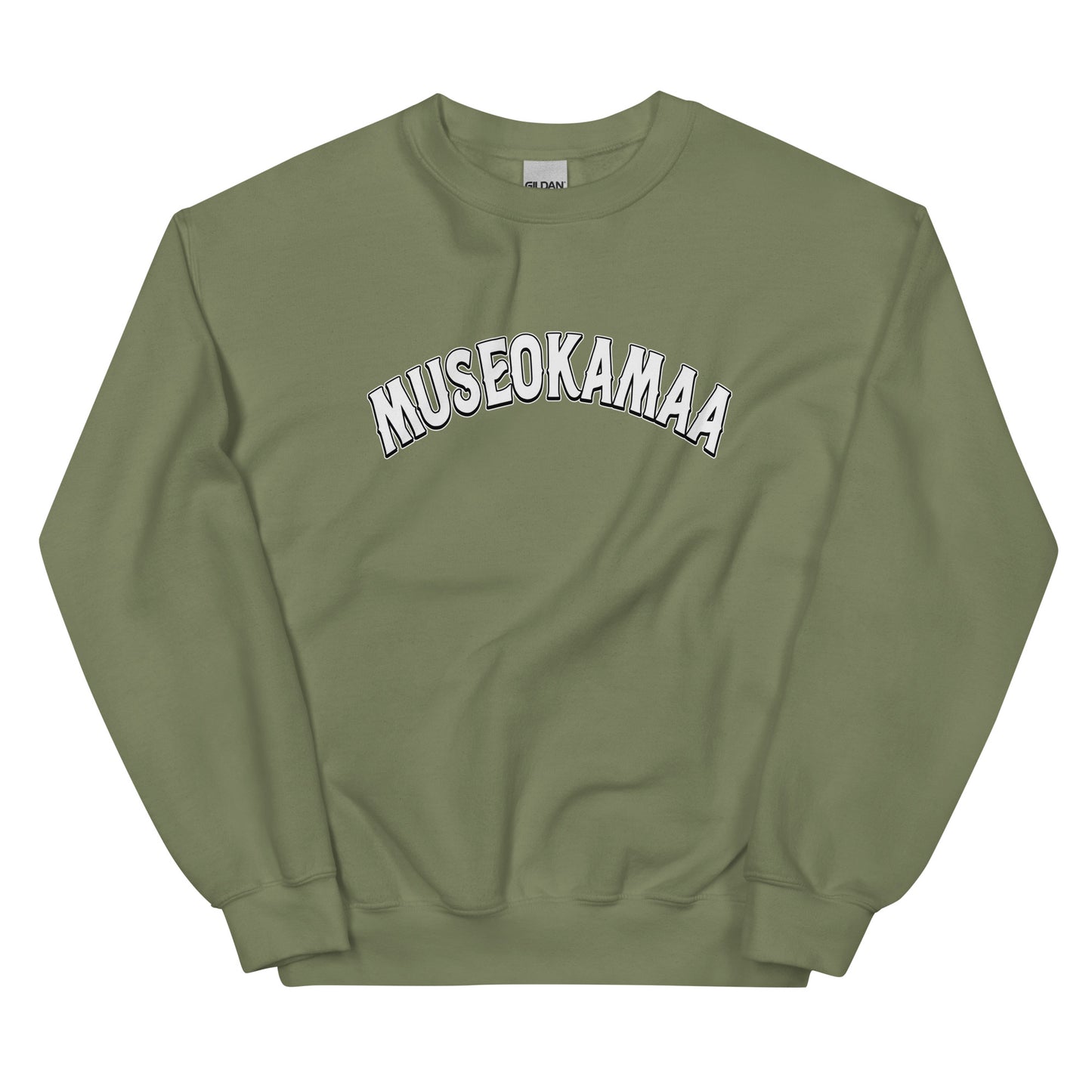 Museokamaa collegepaita oliivinvihreänä, jossa näyttävä teksti edessä