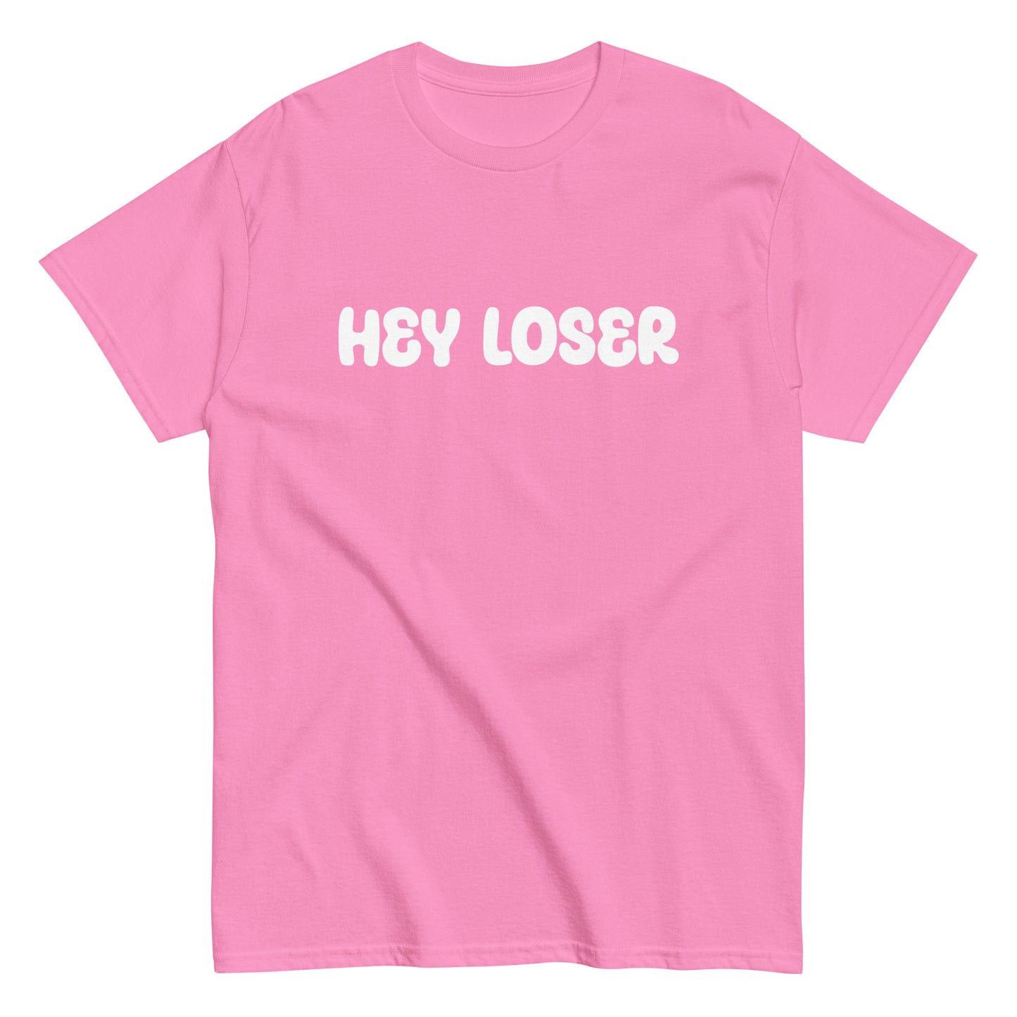 Vaaleanpunainen t-paita Meemirotta merkiltä, jossa teksti HEY LOSER valkoisella fontilla