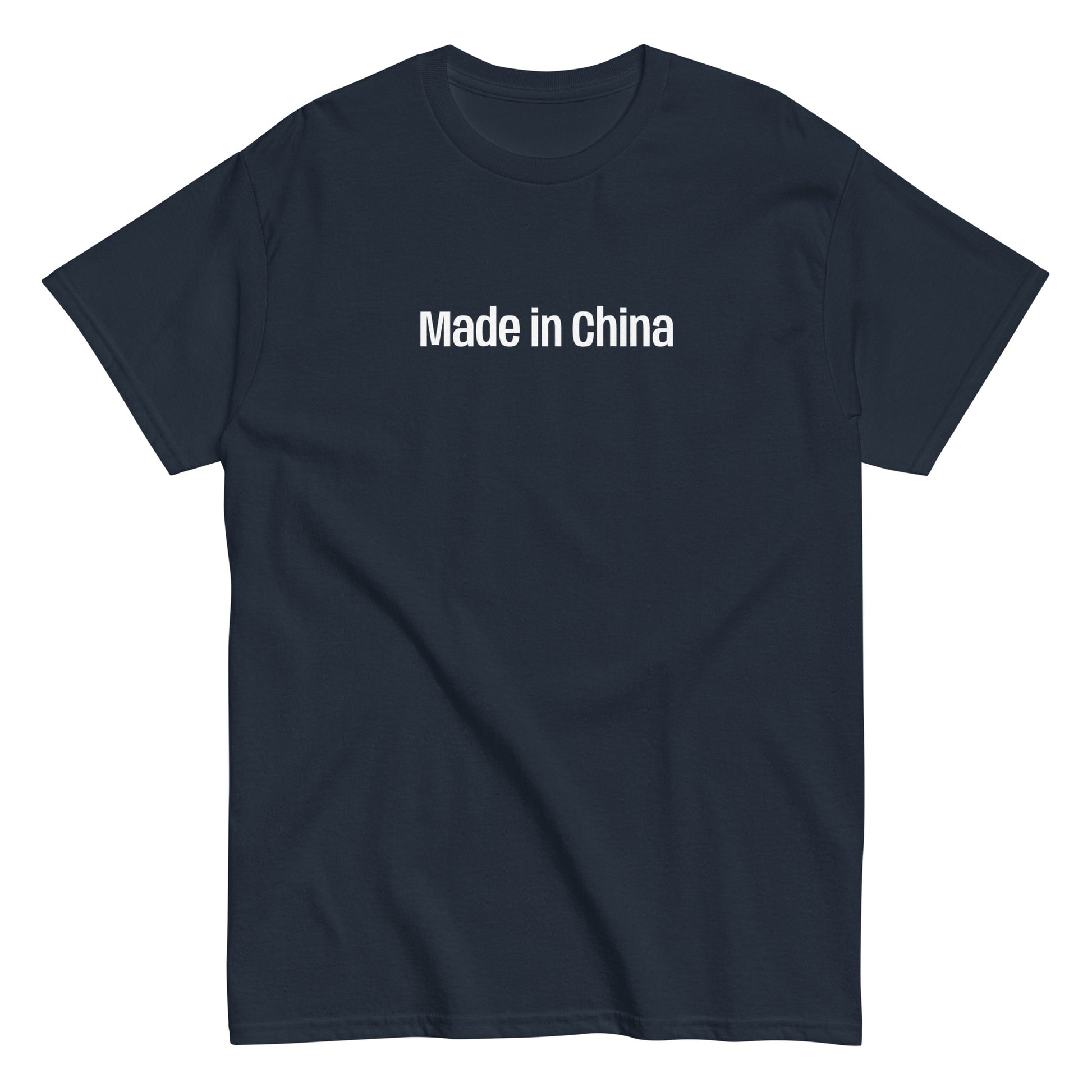 Tummansininen Tekstipaita, jossa on valkoinen 'Made in China' -teksti edessä