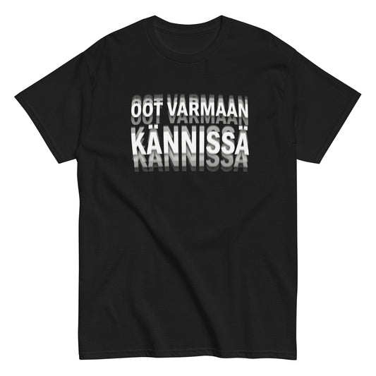 Mustan tekstipaidan etupuolella on painatus 'OOT VARMAAN KANNISSA' selkeällä tyylillä