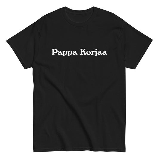 Meemirottan Pappa Korjaa T-Paita on sininen T-paita, jonka etupuolella on näkyvästi valkoinen teksti "Pappa Korjaa", joka on ihanteellinen hauskoja paitoja arvostaville.