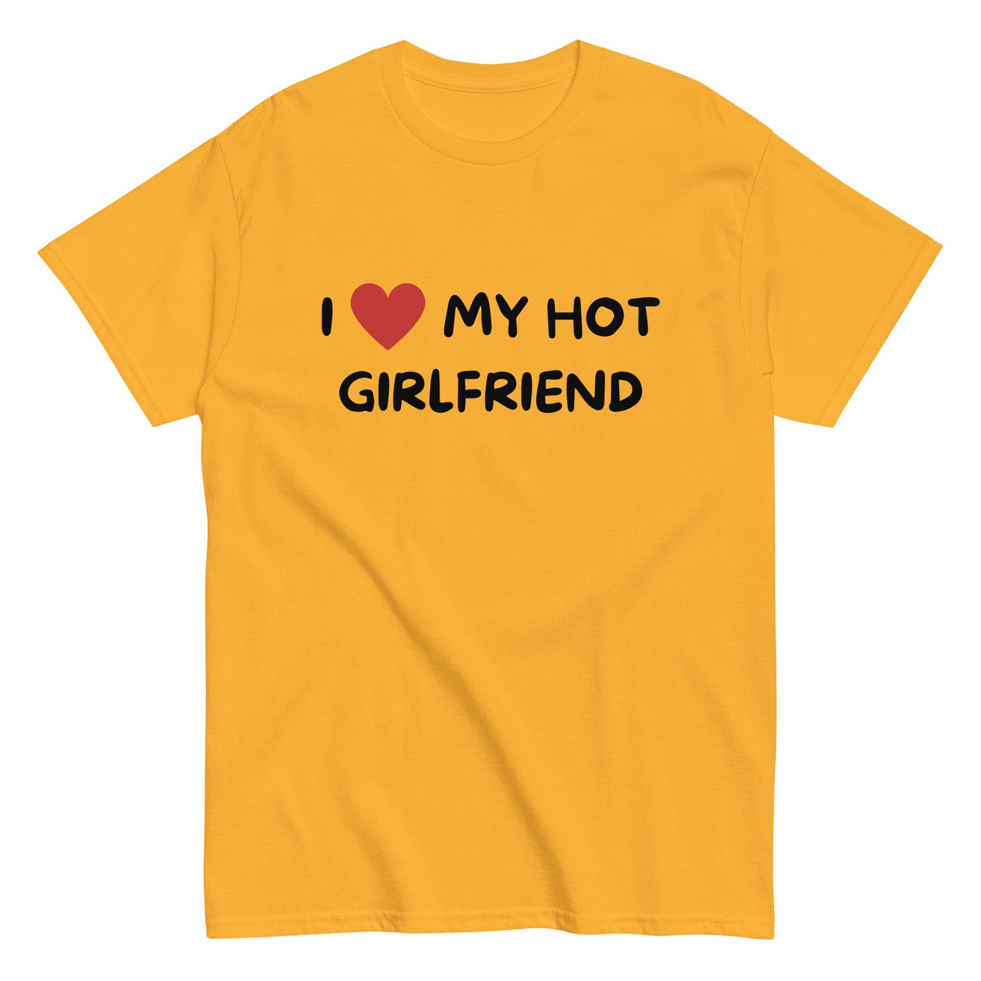 A sininen Meemirotta T-paita, jossa on musta teksti "I ❤️ MY HOT GIRLFRIENEND." Punainen sydän tuo hauskan lisän, mikä tekee tekeen hauskojen paitojen ja meemivaatteiden ystäville.