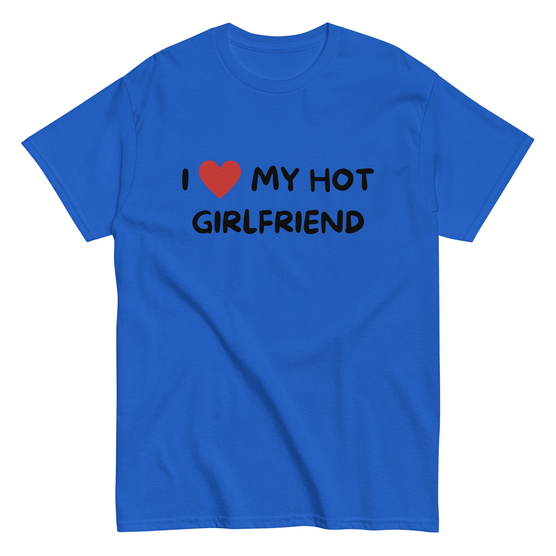 A sininen Meemirotta T-paita, jossa on musta teksti "I ❤️ MY HOT GIRLFRIENEND." Punainen sydän tuo hauskan lisän, mikä tekee tekeen hauskojen paitojen ja meemivaatteiden ystäville.