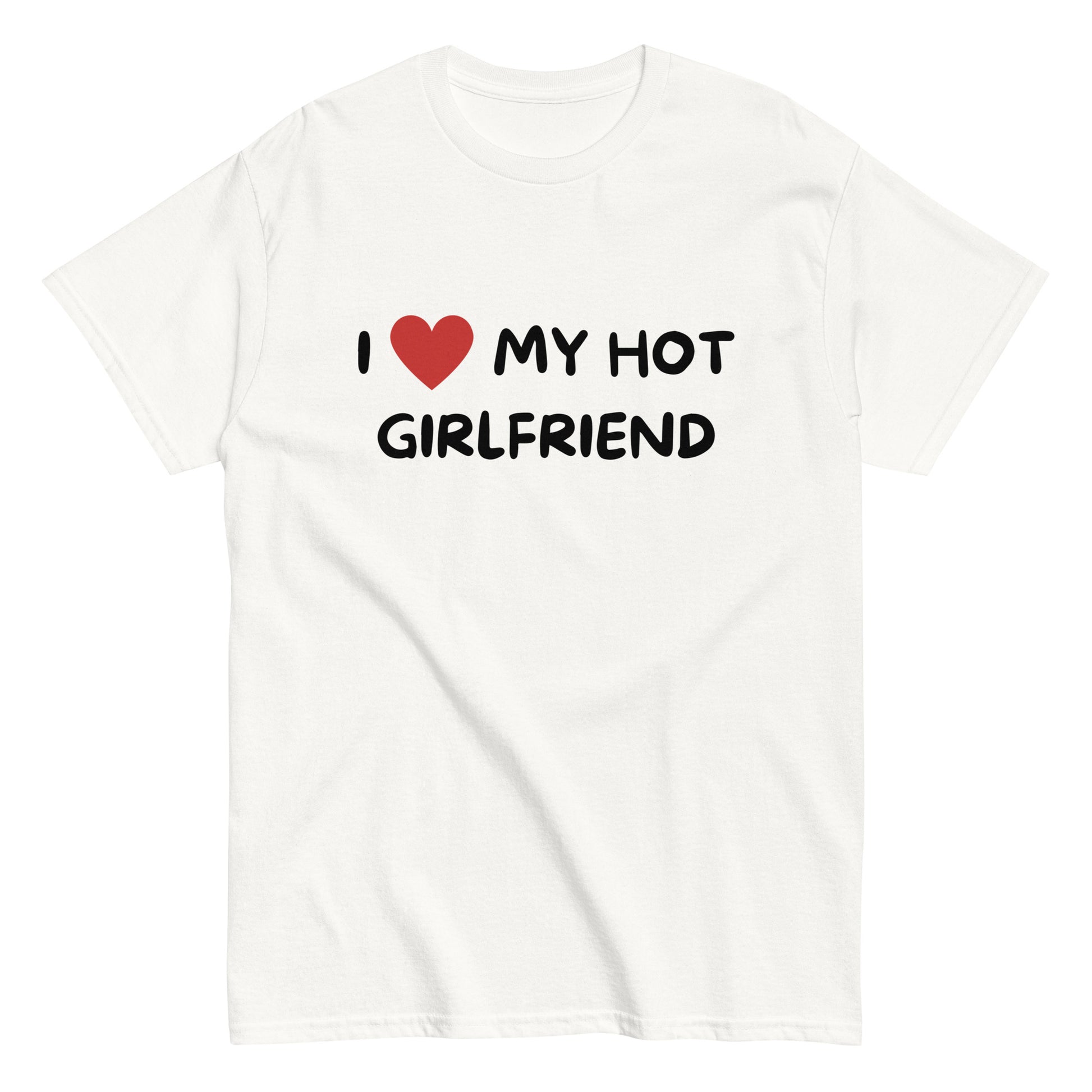 A sininen Meemirotta T-paita, jossa on musta teksti "I ❤️ MY HOT GIRLFRIENEND." Punainen sydän tuo hauskan lisän, mikä tekee tekeen hauskojen paitojen ja meemivaatteiden ystäville.