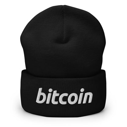 Mustat bitcoin pipo, jossa valkoinen bitcoin-teksti edessä tyylikkäästi