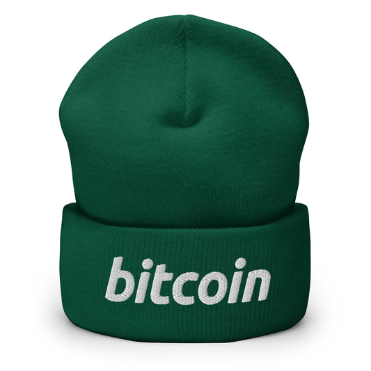 Vihreä bitcoin pipo, jossa valkoinen bitcoin-teksti edessä
