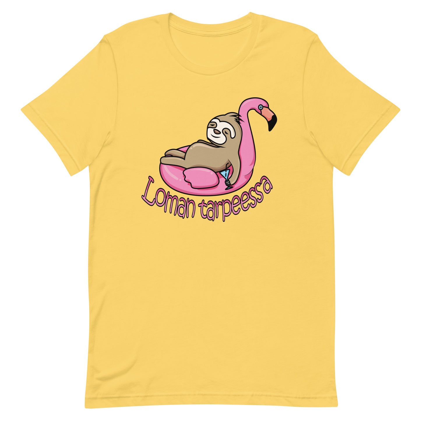 Keltainen loman tarpeessa t-paita kuvalla laiskiaisesta flamingopelissä rentoutumassa