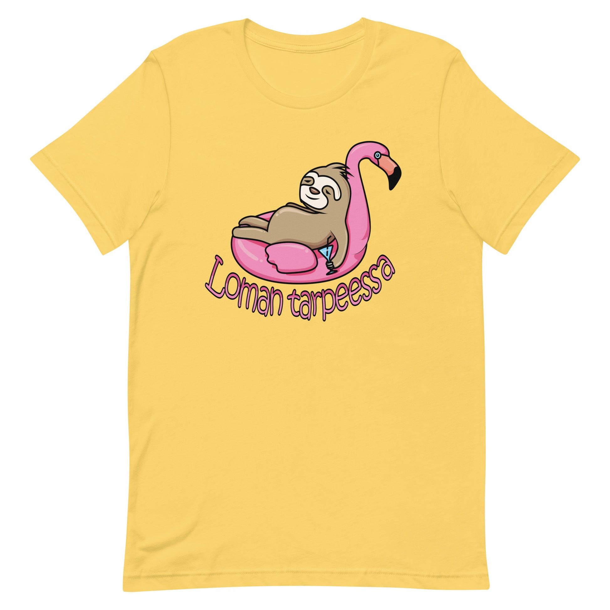 Keltainen loman tarpeessa t-paita kuvalla laiskiaisesta flamingopelissä rentoutumassa