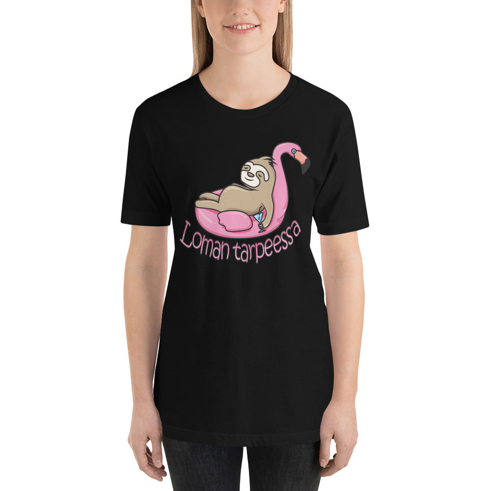 Mustat loman tarpeessa t-paita, jossa laiska eläin ja flamingo, rento kesätyyli.