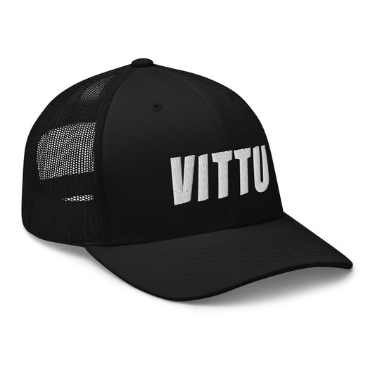 Takaa katsottuna musta mesh-kuorma-autohattu, jossa on säädettävä snapback-kiinnitys – täydellinen niille, jotka rakastavat huiskat vaatteita, Vittu Lippis by Meemirotta.