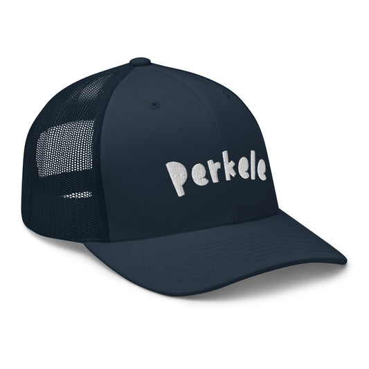 Perkele Lippis by Meemirotta tarjoaa näkymän takaa ja esittelee mustaa verkkorakennetta, jossa on säädettävä snapback-kiinnitys ja kaareva seteli. Hengittävä verkkorakenne tekee siitä erinomaisen yhdistelmän hauskat vaatteet, mikä edistää ilmankiertoa.