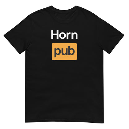 Meemirottan Hornpub T-Paita on laivastonsininen t-paita, jossa on valkoisena sana "Horn" ja oranssin suorakulmion sisällä "pub", joka on muotoiltu tunnetun aikuisten nettisivun logoksi. Se on ihanteellinen meemivaatteet tai siisti lahjaidea niille, jotka pitävät hauskat vaatteet kierteellä.