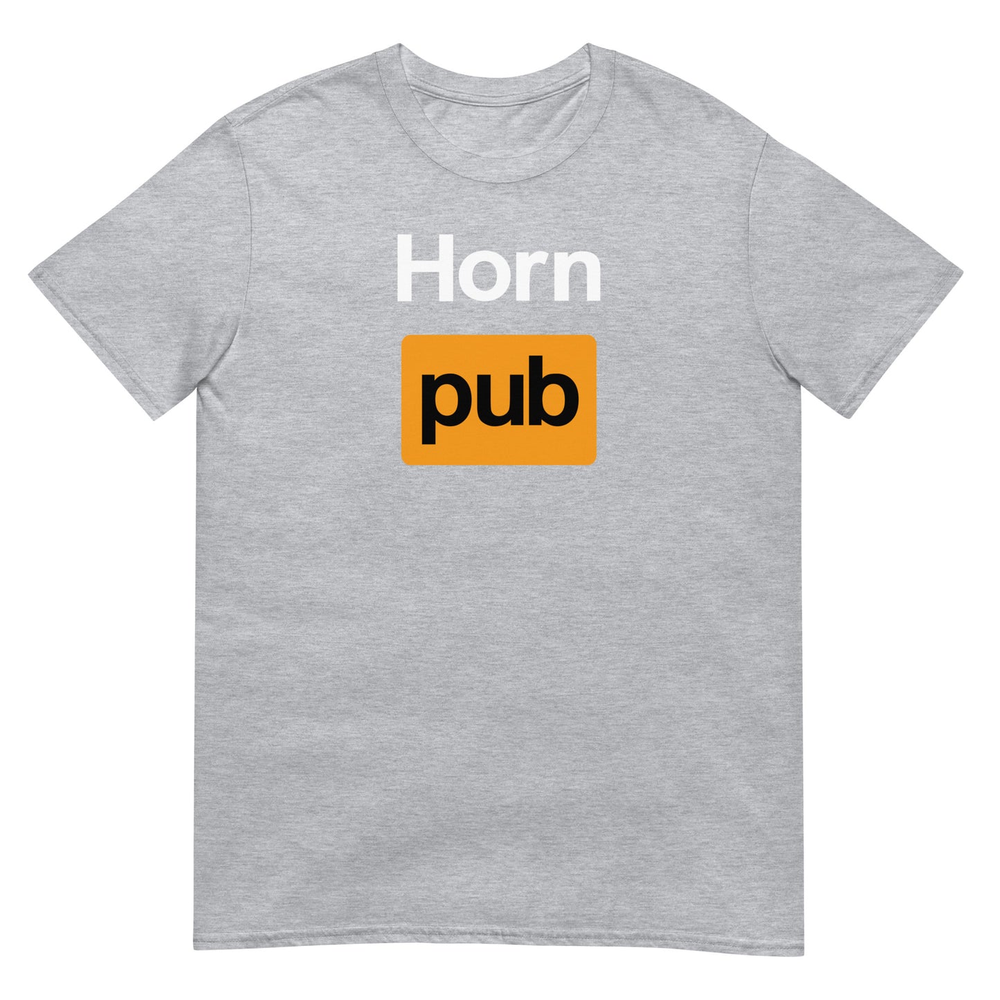 Meemirottan Hornpub T-Paita on laivastonsininen t-paita, jossa on valkoisena sana "Horn" ja oranssin suorakulmion sisällä "pub", joka on muotoiltu tunnetun aikuisten nettisivun logoksi. Se on ihanteellinen meemivaatteet tai siisti lahjaidea niille, jotka pitävät hauskat vaatteet kierteellä.