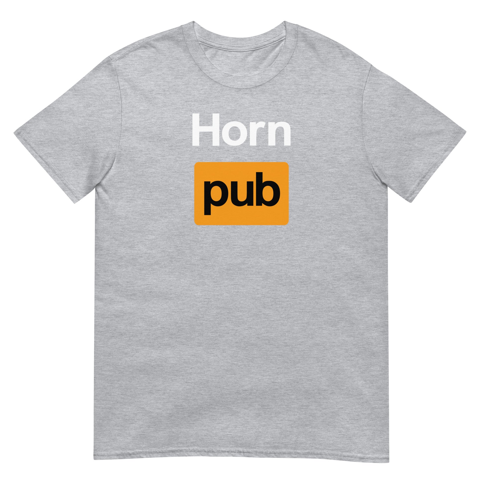 Meemirottan Hornpub T-Paita on laivastonsininen t-paita, jossa on valkoisena sana "Horn" ja oranssin suorakulmion sisällä "pub", joka on muotoiltu tunnetun aikuisten nettisivun logoksi. Se on ihanteellinen meemivaatteet tai siisti lahjaidea niille, jotka pitävät hauskat vaatteet kierteellä.