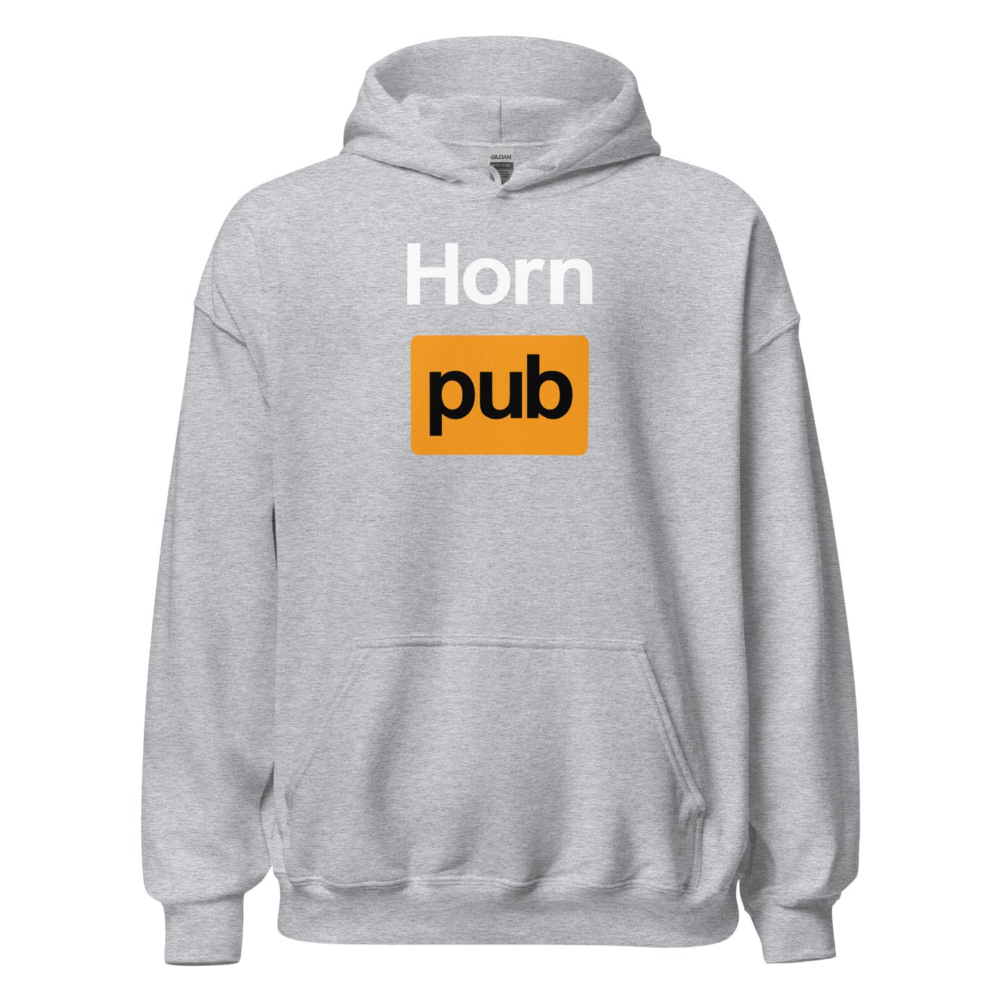 Punaruskea-värinen Hornpub Huppari by Meemirotta sopii meemivaatteita arvostaville. Siinä on sana "Horn" valkoisella ja "pub" mustalla oranssilla suorakaiteen muotoisella taustalla, ja se parodioi taitavasti kuuluisaa logoa. Tässä hauskassa paidassa on etutasku ja huppu.