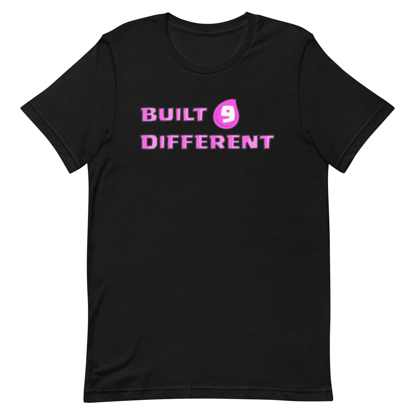 Meemirottan Sininen Built Different T-Paita, jossa on vaaleanpunaisilla isoilla kirjaimilla sana "BUILT DIFFERENT" ja hauska grafiikka biljardipallosta, jonka sanojen välissä on numero 9 – ihanteellinen kaikille, jotka etsivät hauskoja vaatteita tai erilaista lahjaideaa.