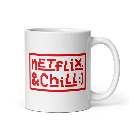 Meemirottan valkoinen muki, nimeltään Netflix & Chill Muki, sisältää "Netflix & Chill :)" punaisella, pikselöidyllä tekstillä, joka herättää hauskat payatin leikkisän hengen.